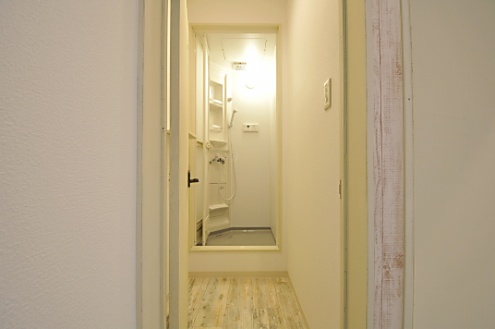 トイレの隣にあるシャワールームと脱衣室の様子。(2014-03-03,共用部,BATH,1F)