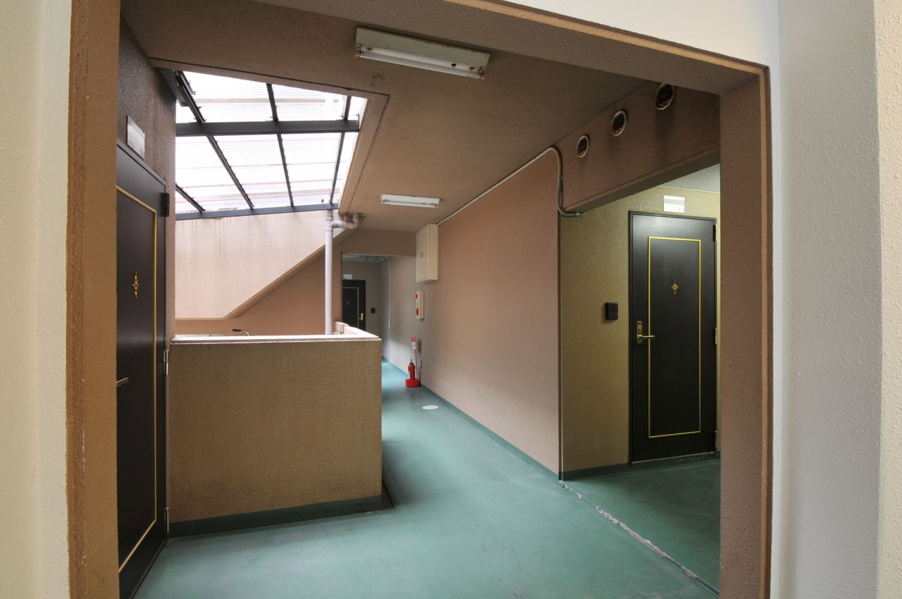 正面玄関から見た内部の様子。元はワンルームのマンションだったので、各専有部が独立した水まわりを持っています。(2011-12-21,共用部,OTHER,1F)