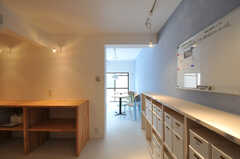 LDKはワンルームマンションの2室を使って、新たに作られたそう。(2011-12-21,共用部,LIVINGROOM,1F)