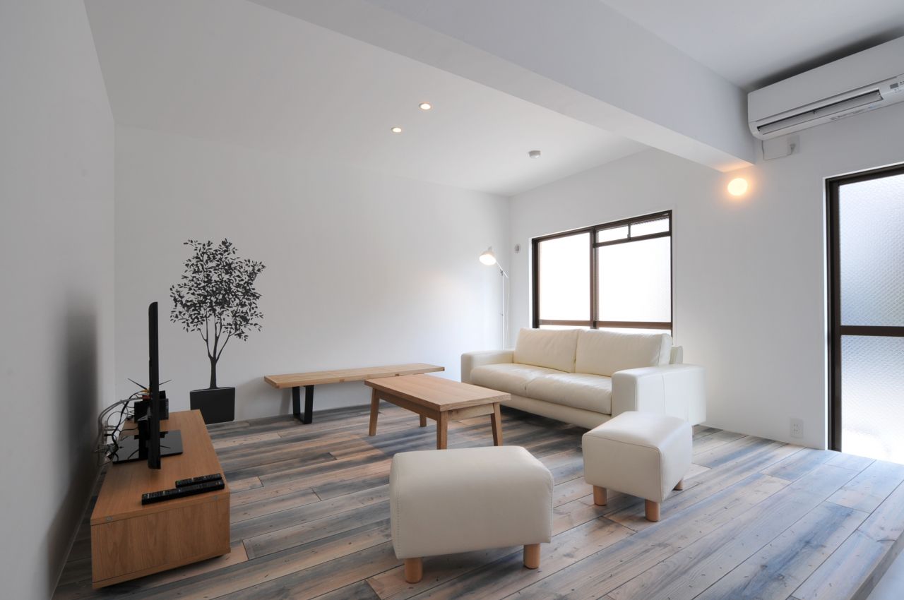 リビングには白いソファが置かれています。(2011-12-21,共用部,LIVINGROOM,1F)