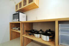 棚には鍋類が収納されています。(2011-12-21,共用部,KITCHEN,1F)