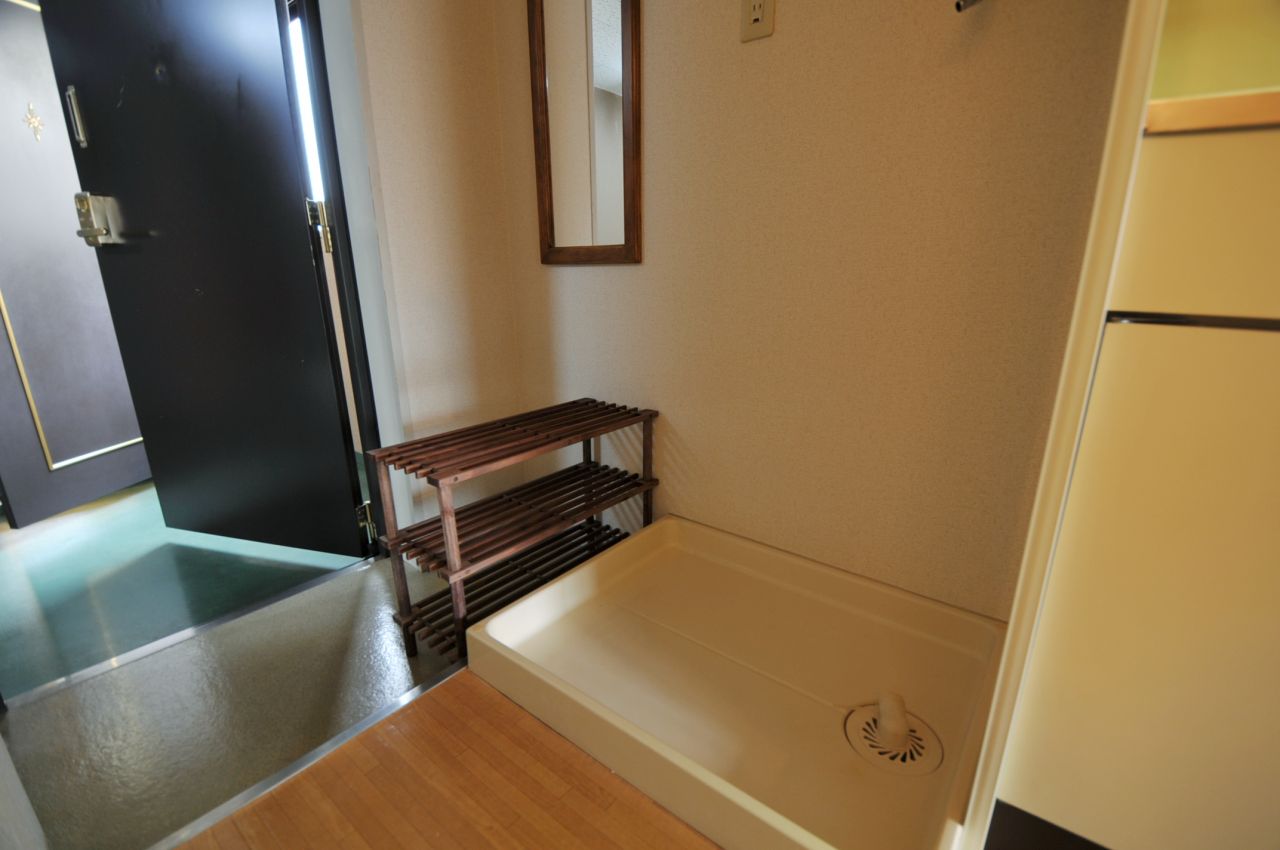 洗濯機置き場の様子。（305号室）(2011-12-21,専有部,ROOM,3F)