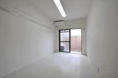 専有部の様子2。床が白のクッションフロアです。（107号室）(2011-12-21,専有部,ROOM,1F)
