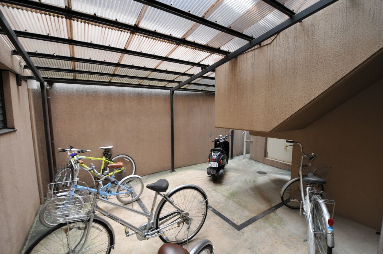 屋根付きの自転車置場の様子。(2011-12-21,共用部,GARAGE,1F)