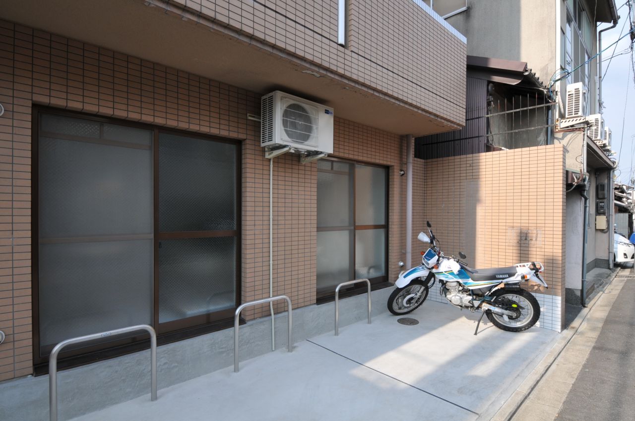 通りに面したバイク置き場の様子。（307号室）(2011-12-21,専有部,ROOM,1F)