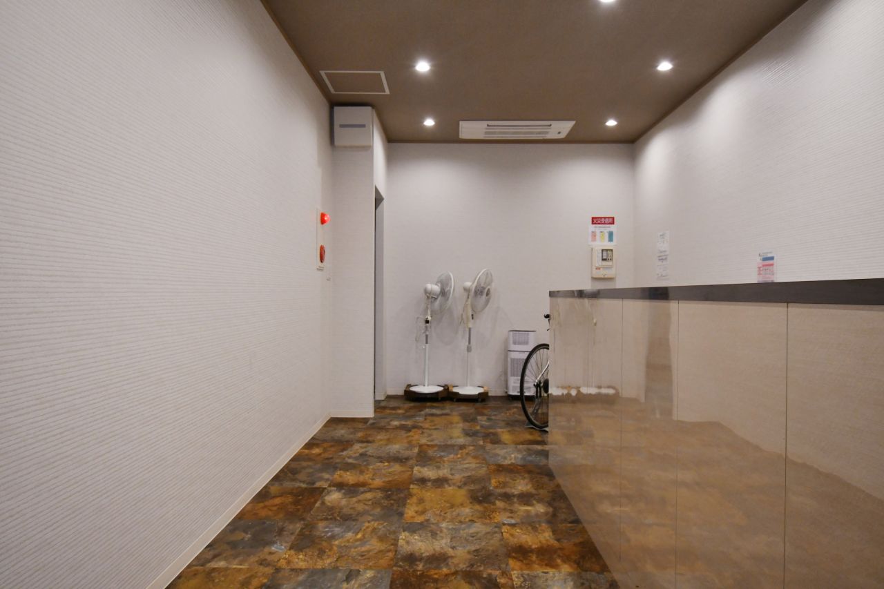建物のエントランスホール。廊下の奥に階段があります。(2021-07-07,周辺環境,ENTRANCE,1F)