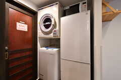 洗濯機・乾燥機と冷蔵庫の様子。(2021-03-11,共用部,LAUNDRY,1F)