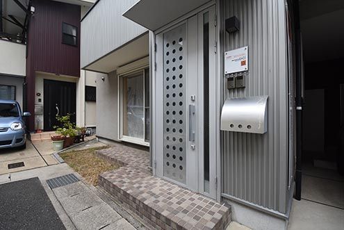 玄関の様子。インターホンが2箇所設置されています。右がシェアハウスのインターホンです。(2016-09-05,周辺環境,ENTRANCE,1F)