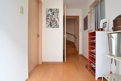 玄関から見た内部の様子。突き当たり階段を上がった先がダイニングです。左手は月1程度で「テーブルコーディネート教室」で事業者さんが使用するとのこと。(2016-09-05,周辺環境,ENTRANCE,1F)