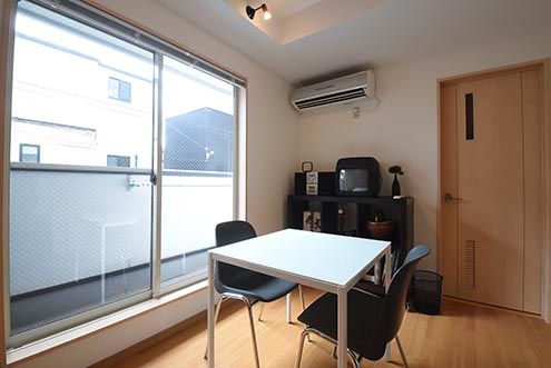 ダイニングテーブルの様子。掃き出し窓からベランダへ出られます。(2016-09-05,共用部,LIVINGROOM,2F)