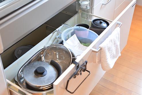 シンクの下は共用の鍋やボウルが収納されています。(2016-09-05,共用部,KITCHEN,2F)