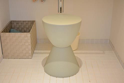 洗面台にはKartell社のスツールが置かれています。(2016-09-05,共用部,OTHER,2F)