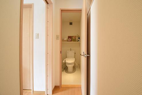 ダイニング脇がウォシュレット付きトイレです。(2016-09-05,共用部,TOILET,2F)