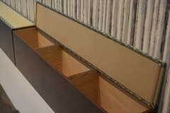 壁際の畳のベンチは収納を兼ねています。(2017-10-10,共用部,LIVINGROOM,1F)