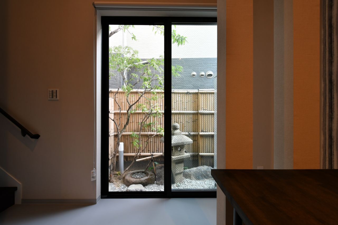 掃き出し窓からは庭に出られます。(2017-10-10,共用部,LIVINGROOM,1F)