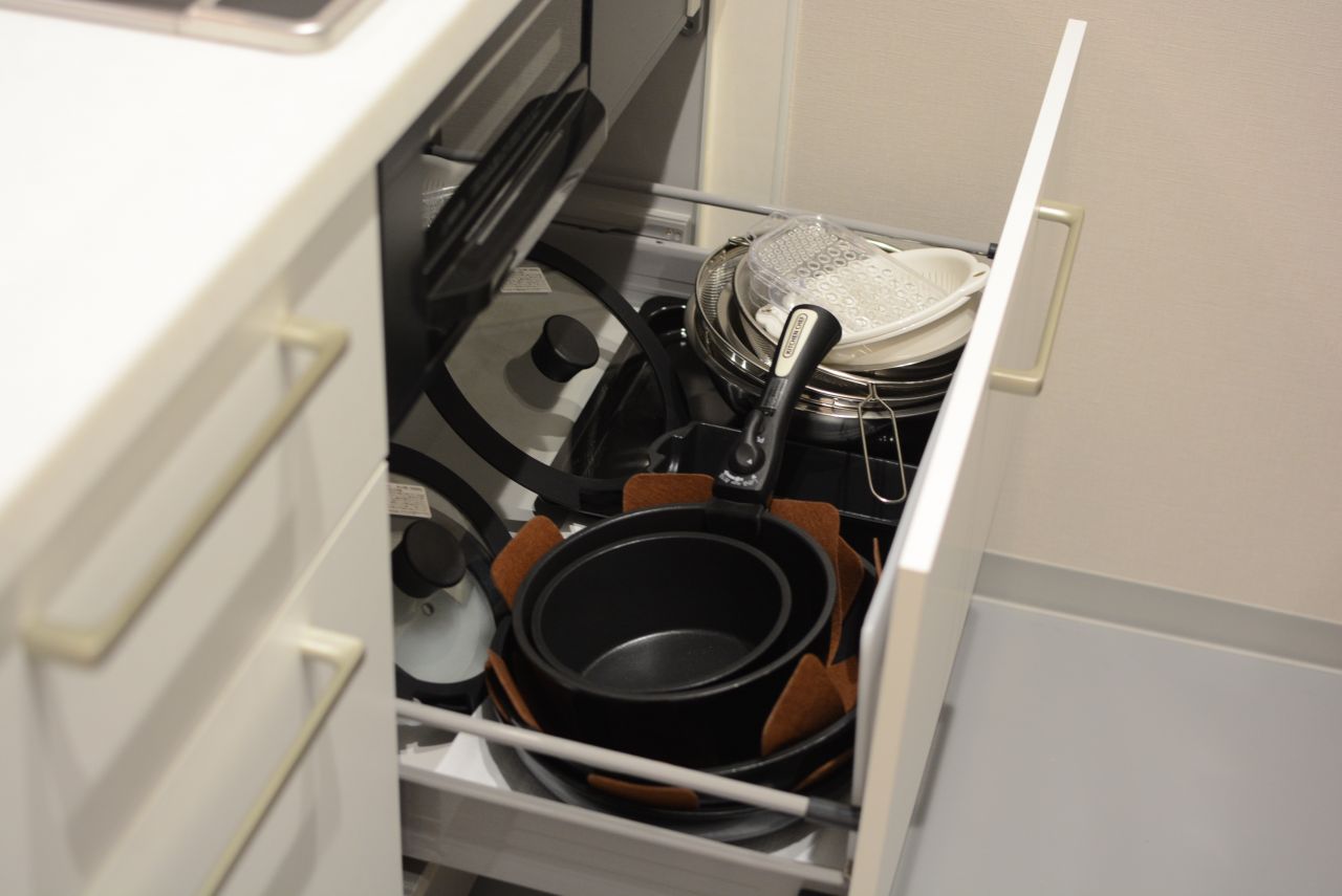 鍋やフライパンは引き出しに収納されています。(2017-10-10,共用部,KITCHEN,1F)
