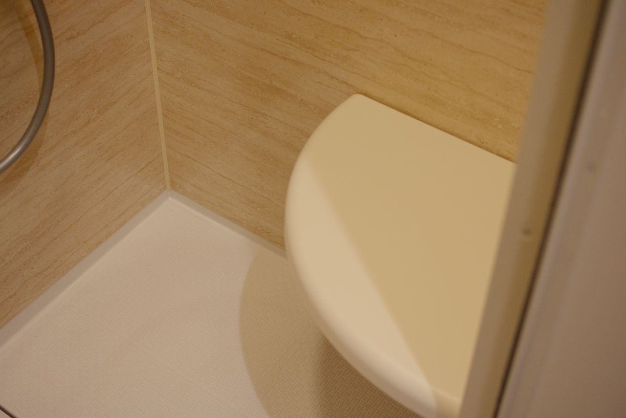 シャワールームには腰掛けられる場所があります。(2017-10-10,共用部,BATH,1F)