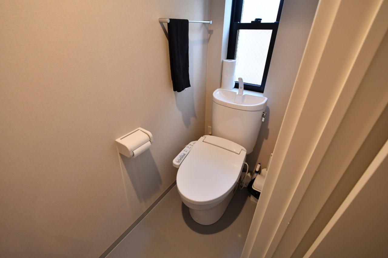 ウォシュレット付きトイレの様子。(2017-10-10,共用部,TOILET,1F)