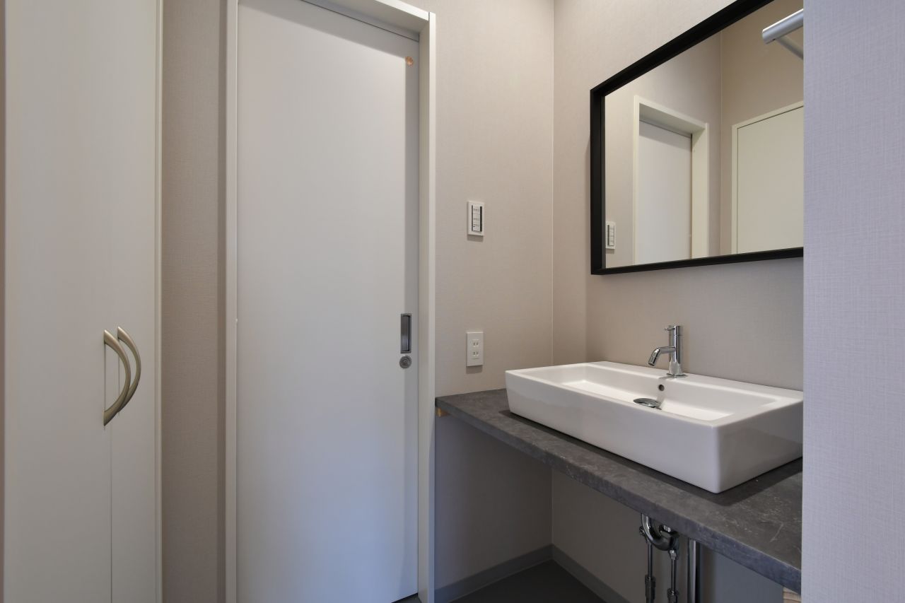 洗面台の様子。奥のドアはトイレです。(2017-10-10,共用部,WASHSTAND,2F)