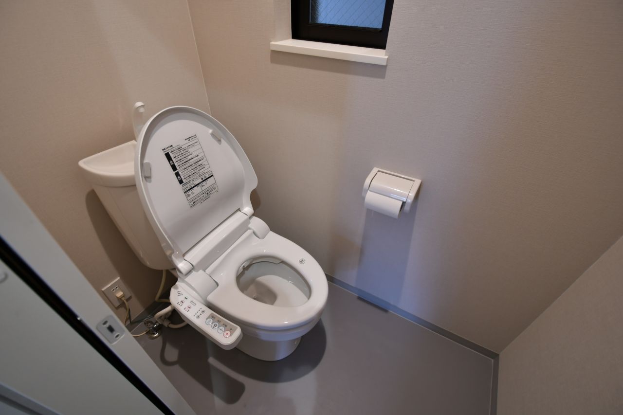 ウォシュレット付きトイレの様子。(2017-10-10,共用部,TOILET,2F)
