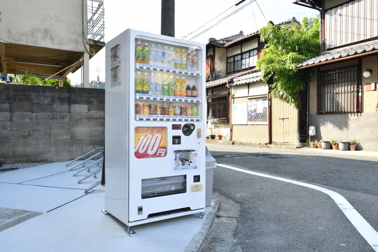 敷地内に自動販売機が設置されています。(2017-10-10,共用部,GARAGE,1F)