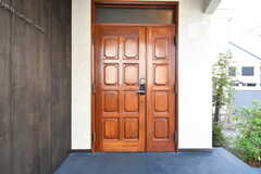シェアハウスの玄関ドアの様子。(2020-02-18,周辺環境,ENTRANCE,1F)