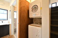 洗濯機と乾燥機の様子。木製の引き戸が付いていて、脱衣室と仕切ることができます。(2020-02-18,共用部,LAUNDRY,1F)