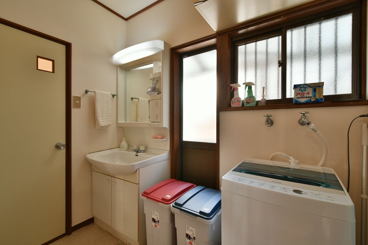 脱衣室に設置された洗面台と洗濯機。洗面台脇がトイレです。(2017-02-16,共用部,BATH,1F)