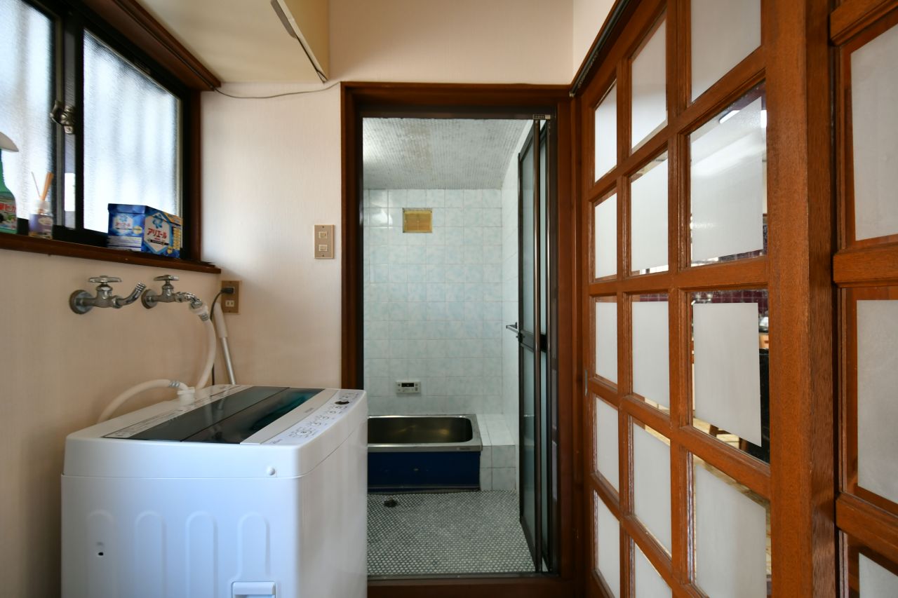 洗濯機の様子。奥がバスルームです。(2017-02-16,共用部,LAUNDRY,1F)
