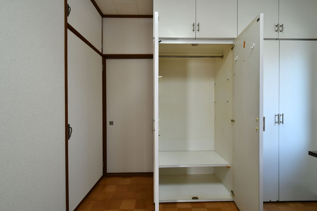 収納の様子。左手と突き当りのドアも収納です。（202号室）(2017-02-16,専有部,ROOM,2F)