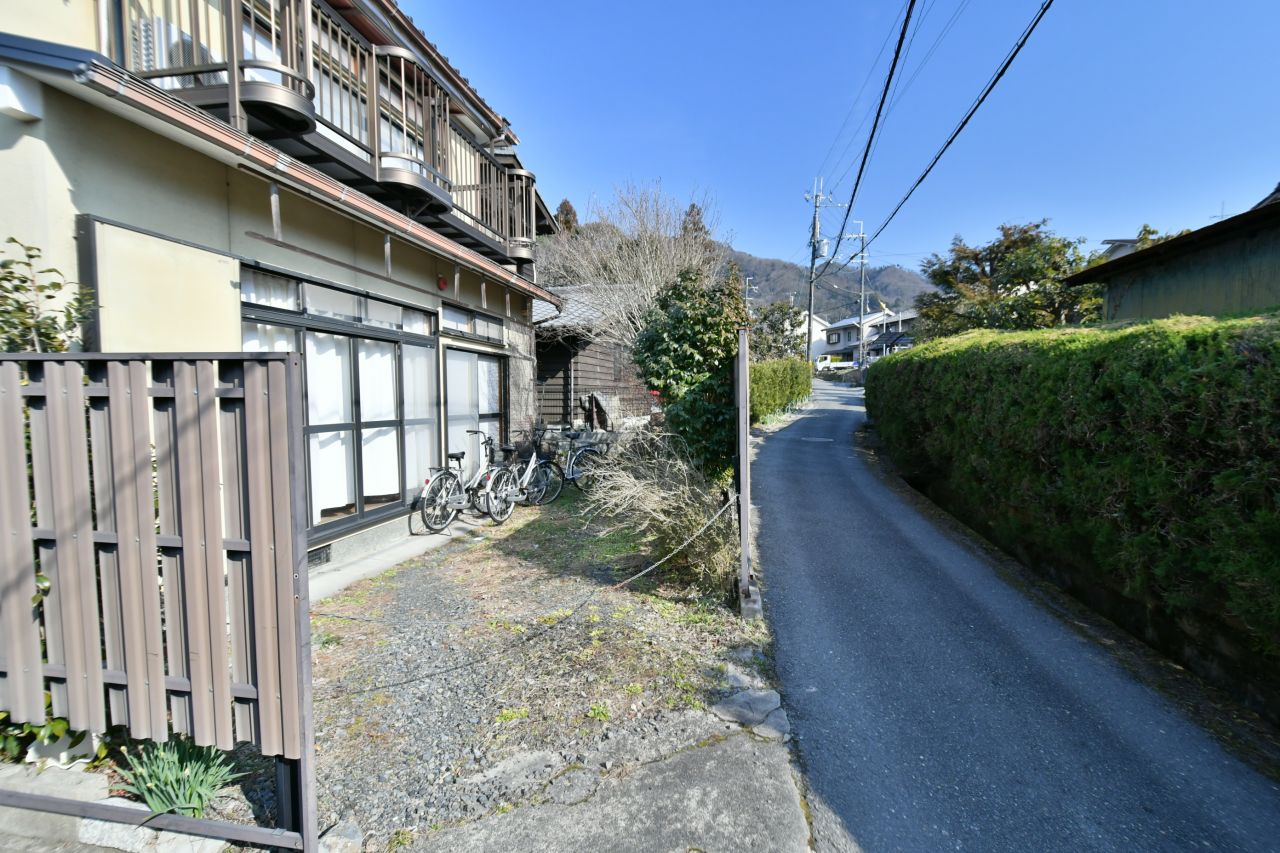 自転車置き場の様子。小道を上がると登山道です。（203号室）(2017-02-16,共用部,GARAGE,1F)
