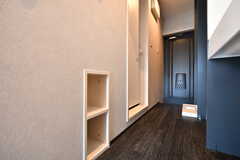 廊下の足元には小さな棚が。（207号室）(2018-03-14,専有部,ROOM,2F)