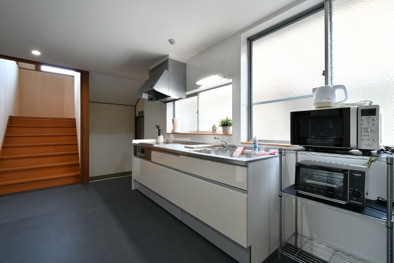 廊下に設置されたキッチンの様子。(2020-03-05,共用部,KITCHEN,1F)