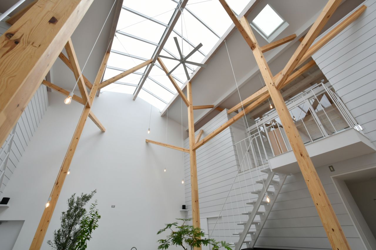 天井はスケルトン。青空の日はとても気持ちがいいそうです。(2019-04-24,共用部,LIVINGROOM,1F)