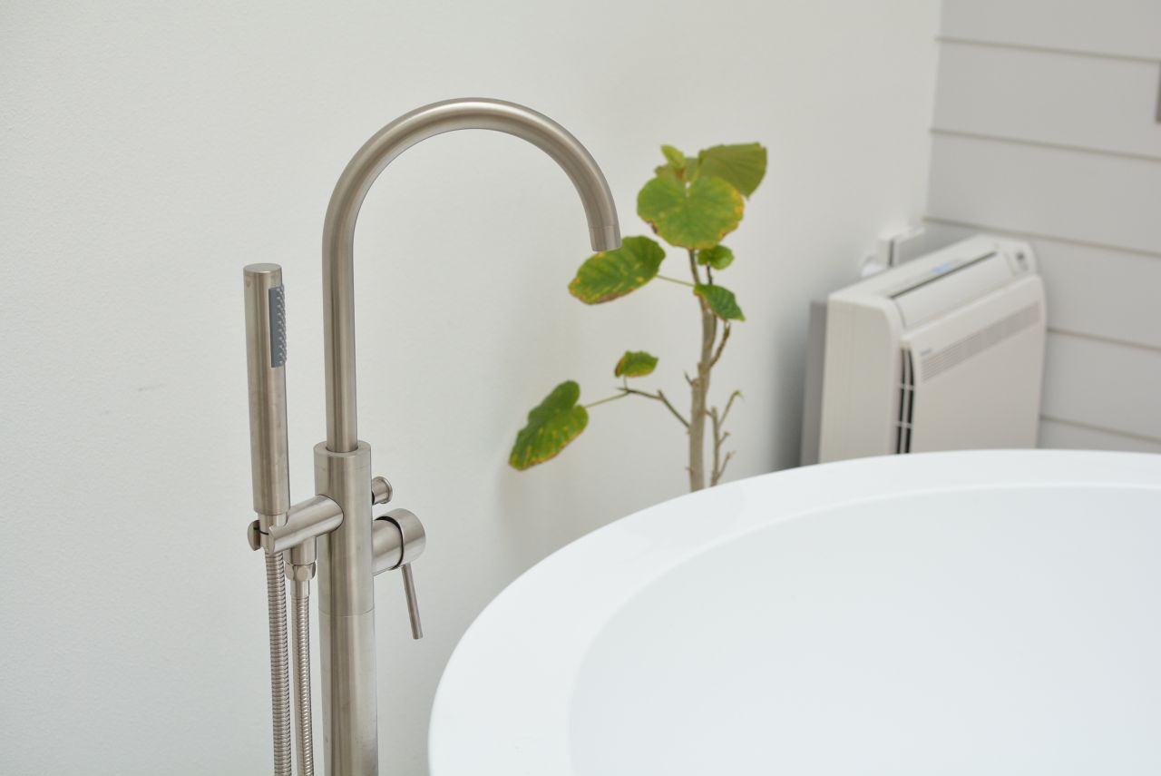 シャワーと水栓も用意されていて、入浴もできます。(2019-04-24,共用部,LIVINGROOM,1F)