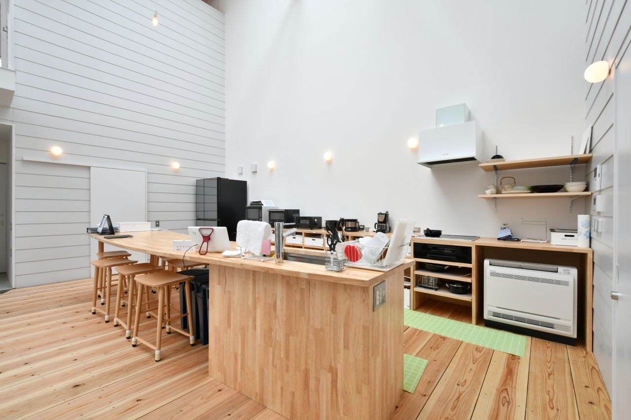キッチンの様子3。作業台はふたつに分かれています。(2019-04-24,共用部,KITCHEN,1F)
