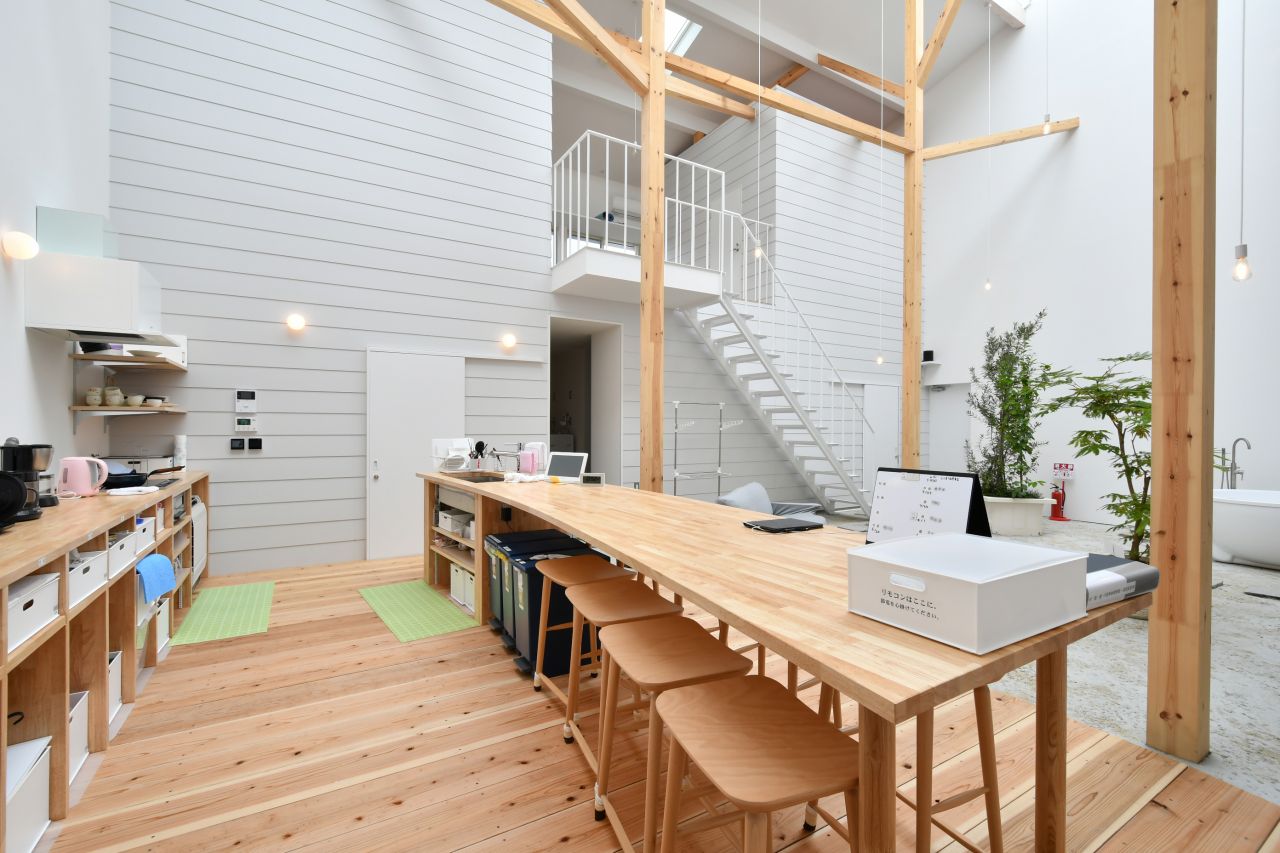 キッチンの作業台の一部はダイニングテーブルとして使えます。(2019-04-24,共用部,KITCHEN,1F)