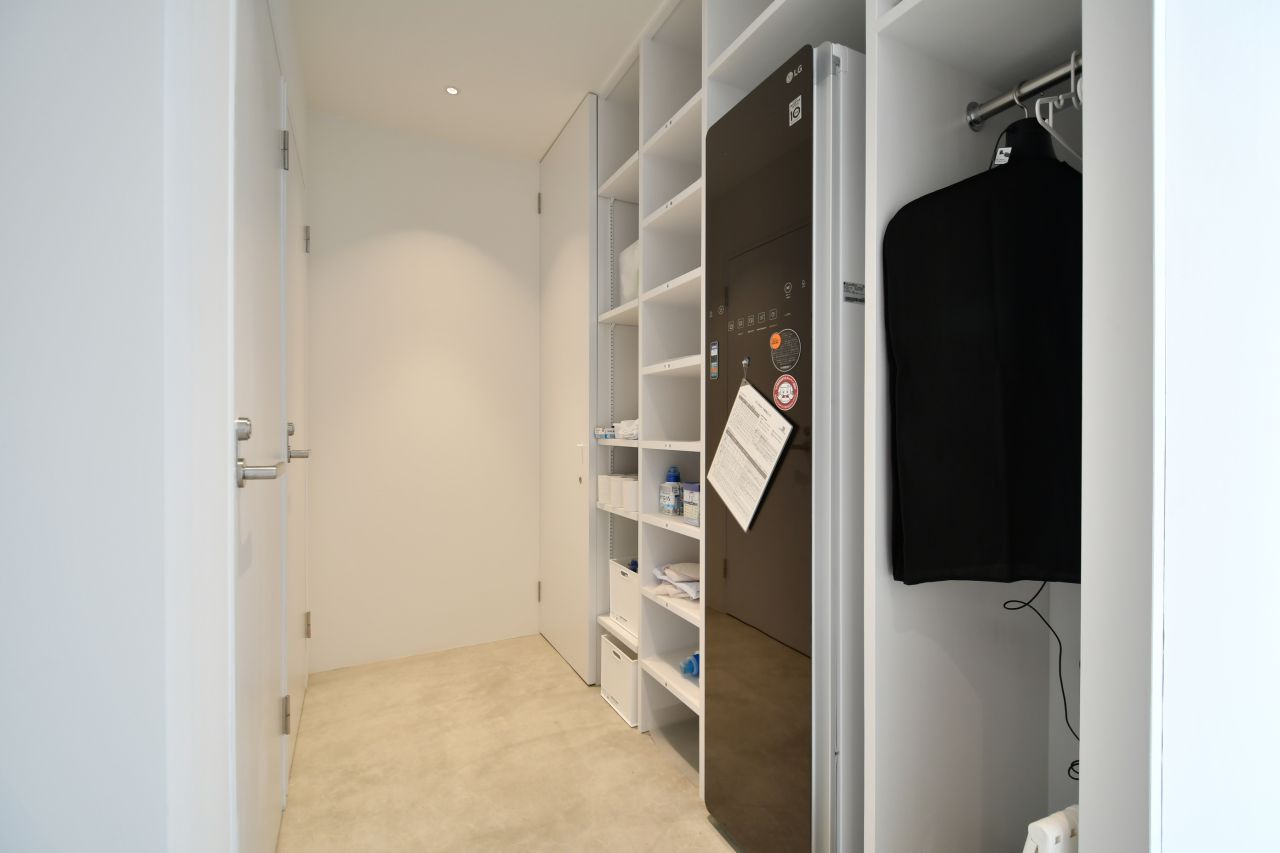 トイレの対面には専有部ごとに使える収納棚が設けられています。(2019-04-24,共用部,OTHER,1F)