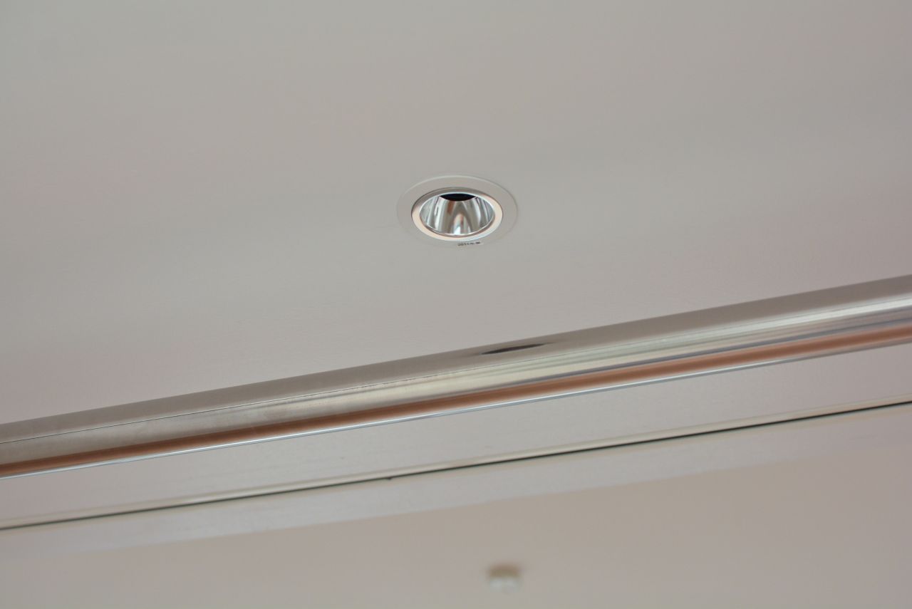 ハンガーポールの上部にも電球が取り付けられます。（102号室）(2019-04-24,専有部,ROOM,1F)