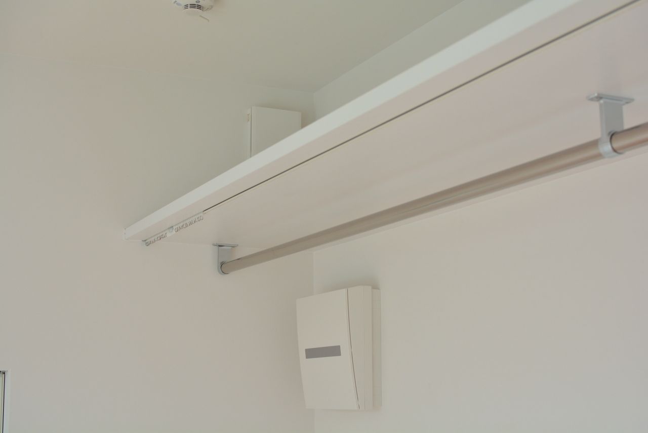 ハンガーポールの様子。カーテンレールも備わっています。（103号室）(2019-04-24,専有部,ROOM,1F)