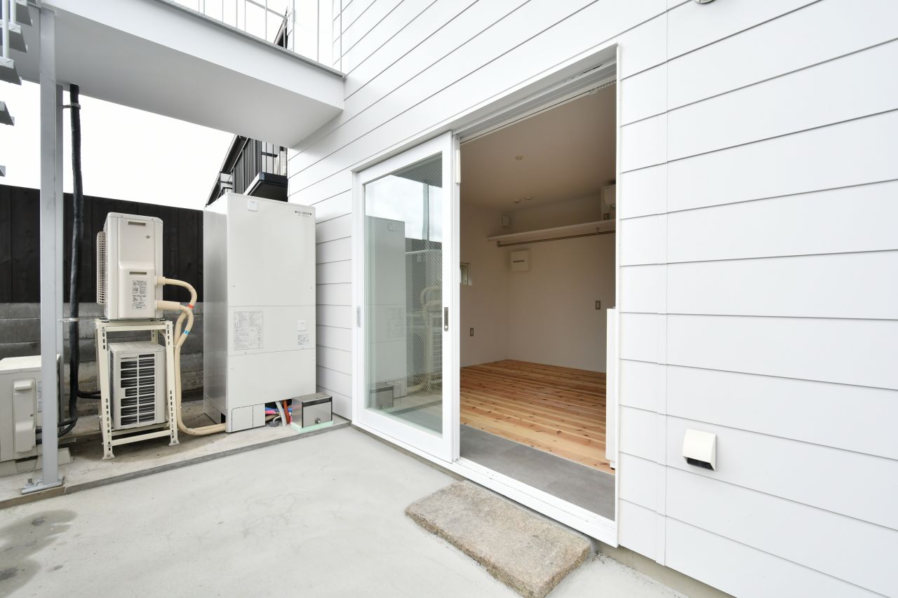 出入り口の様子。建物の裏手に位置しています。（103号室）(2019-04-24,専有部,ROOM,1F)