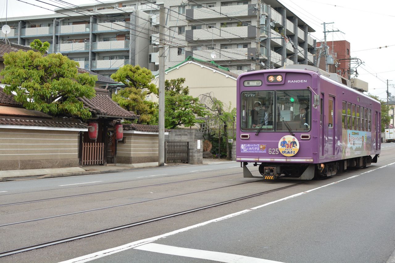 道路には路面電車の嵐電が走っています。(2019-04-24,共用部,ENVIRONMENT,1F)