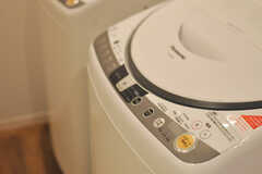洗濯機は乾燥機能付きです。(2014-02-03,共用部,LAUNDRY,1F)