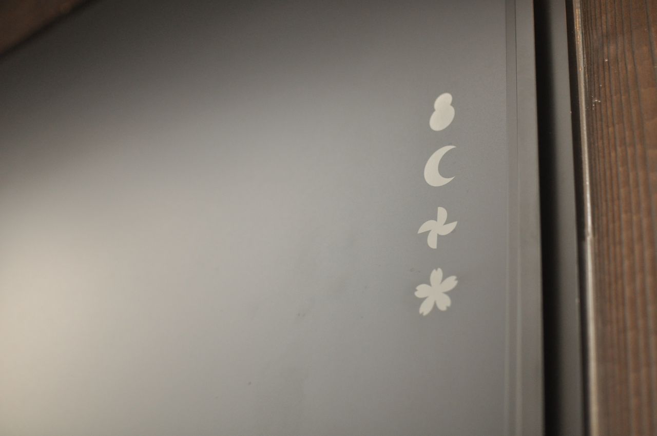 離れの玄関ドアのサイン。4つの部屋のサインが並びます。(2014-02-03,共用部,OTHER,1F)
