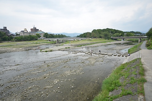 駅のすぐ脇にある鴨川。(2014-06-30,共用部,ENVIRONMENT,1F)