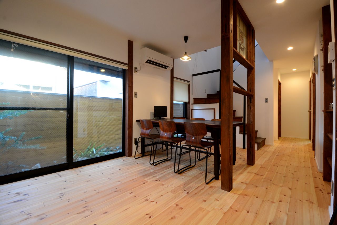 リビングの様子3。掃き出し窓の先はベランダです。(2014-12-10,共用部,LIVINGROOM,1F)