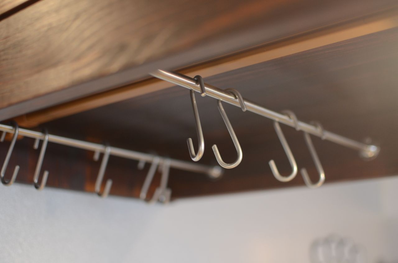 カウンターの上部にはフックが取り付けられています。(2014-12-10,共用部,KITCHEN,1F)
