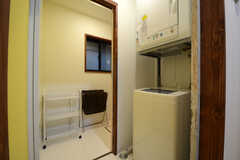 脱衣室には洗濯機＆乾燥機が設置されています。(2014-12-10,共用部,BATH,1F)