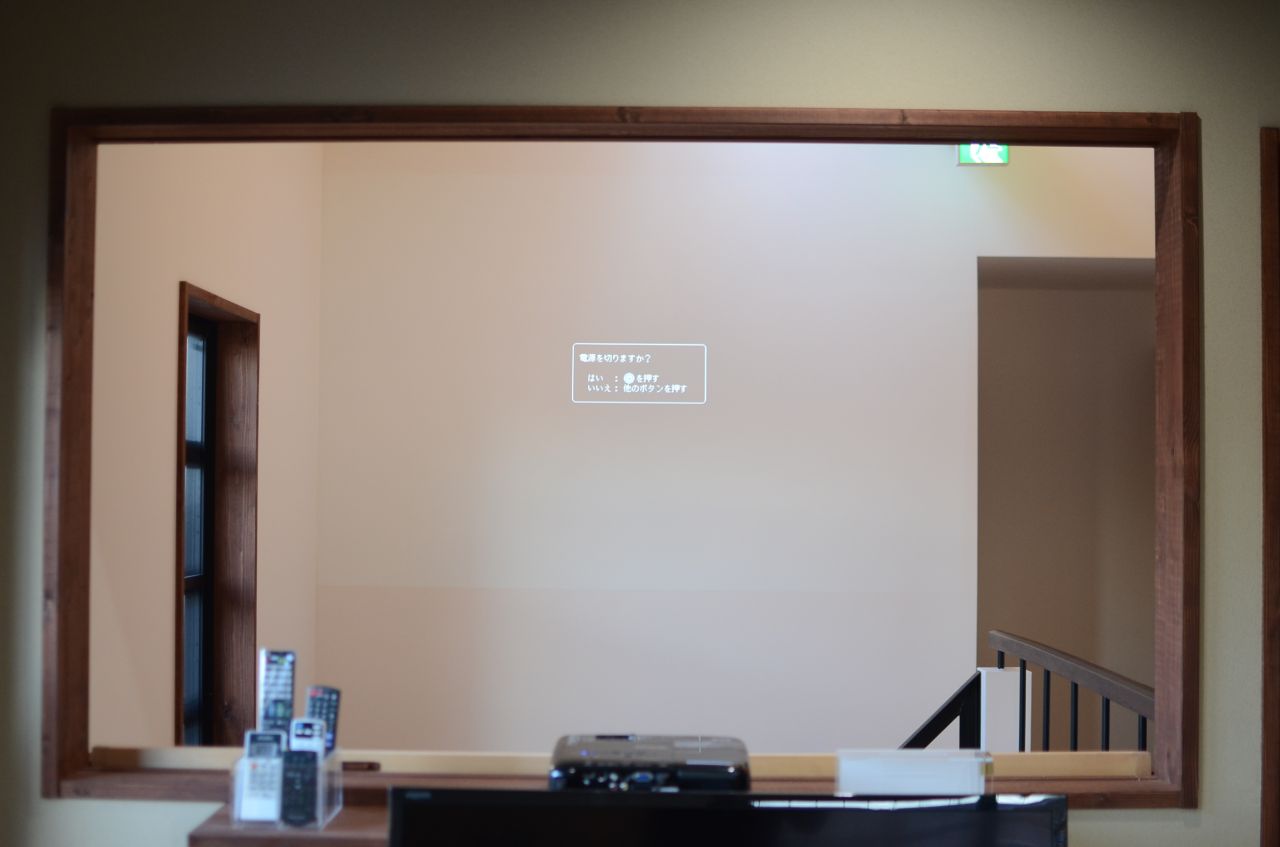 内窓はプロジェクターを投影するために設けられたようです。(2014-12-10,共用部,LIVINGROOM,2F)