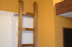 ロフトのはしごは壁にかけることができます。（201号室）(2014-12-10,専有部,ROOM,2F)